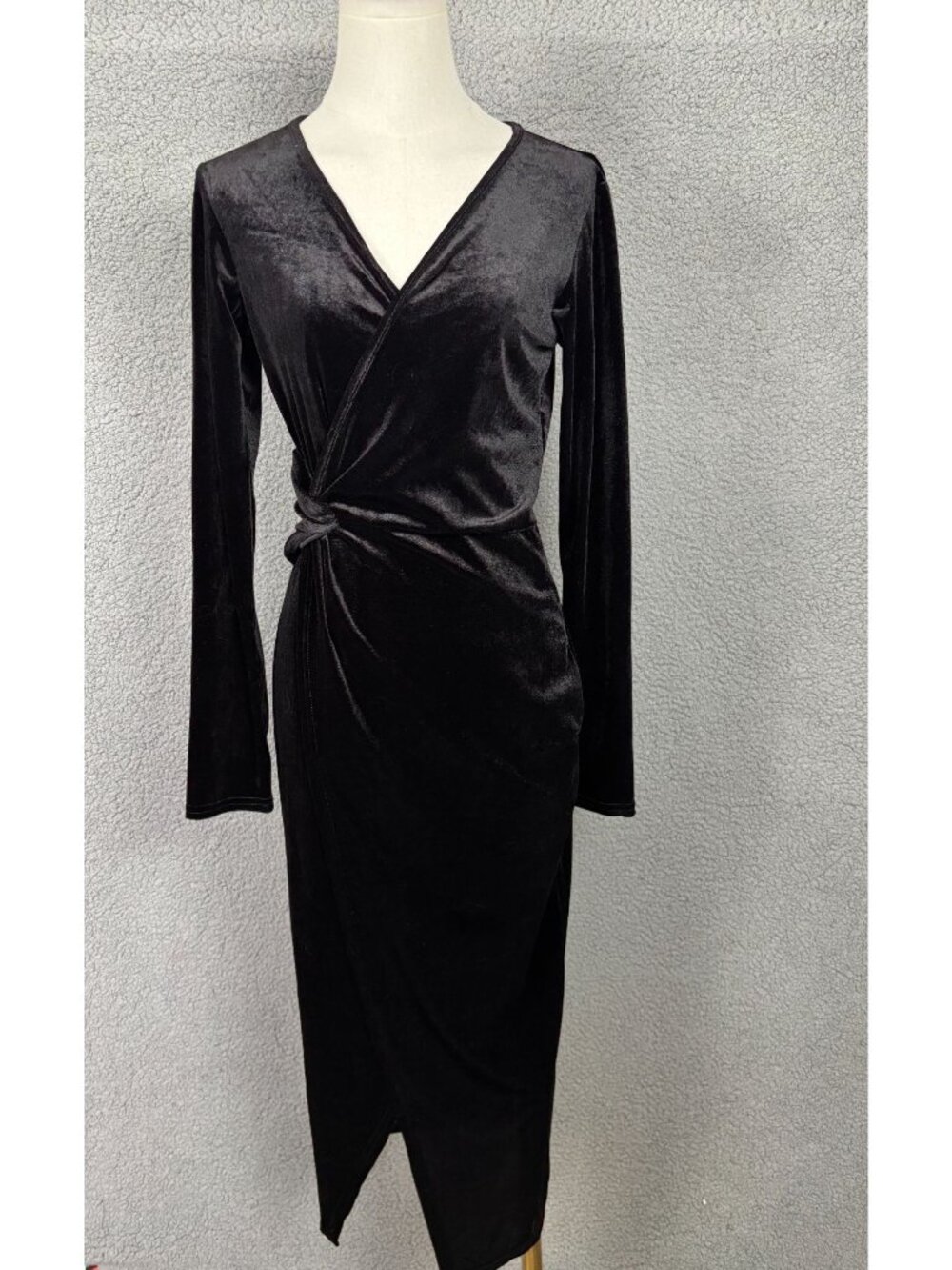 Nashalyly Women's Black Velvet Long Sleeve Midi Wrap Dress Size Small NWOT's.